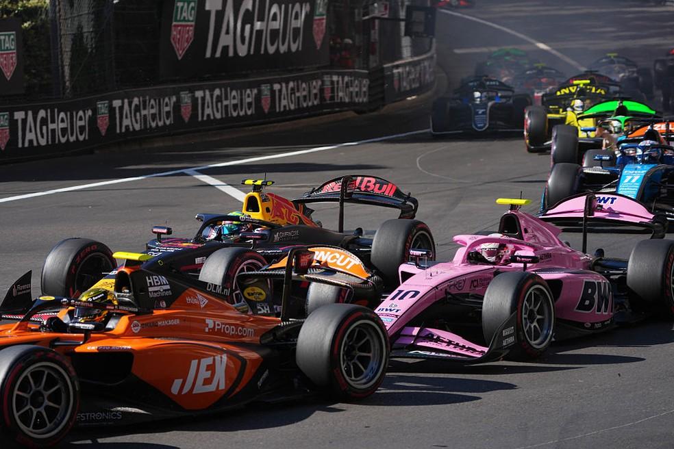 Colisão entre carros da F2 na largada em Mônaco