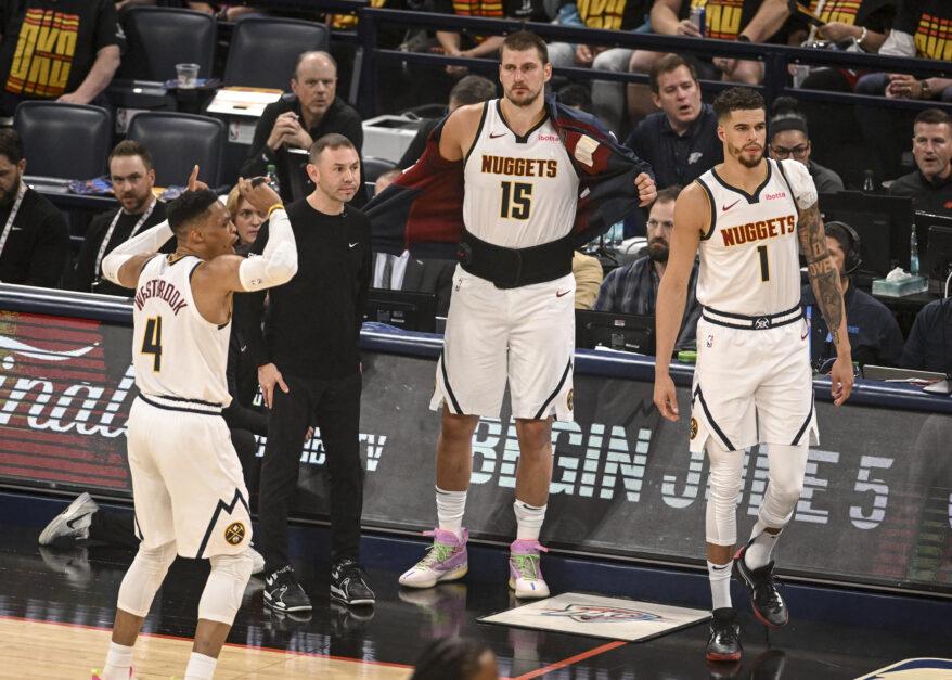 Michael Porter Jr. e Chet Holmgren competindo pela bola durante o jogo