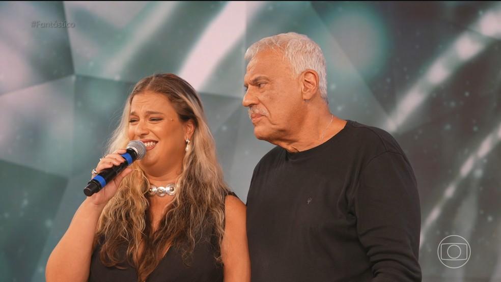 Danilo e Alice Caymmi no palco do Fantástico