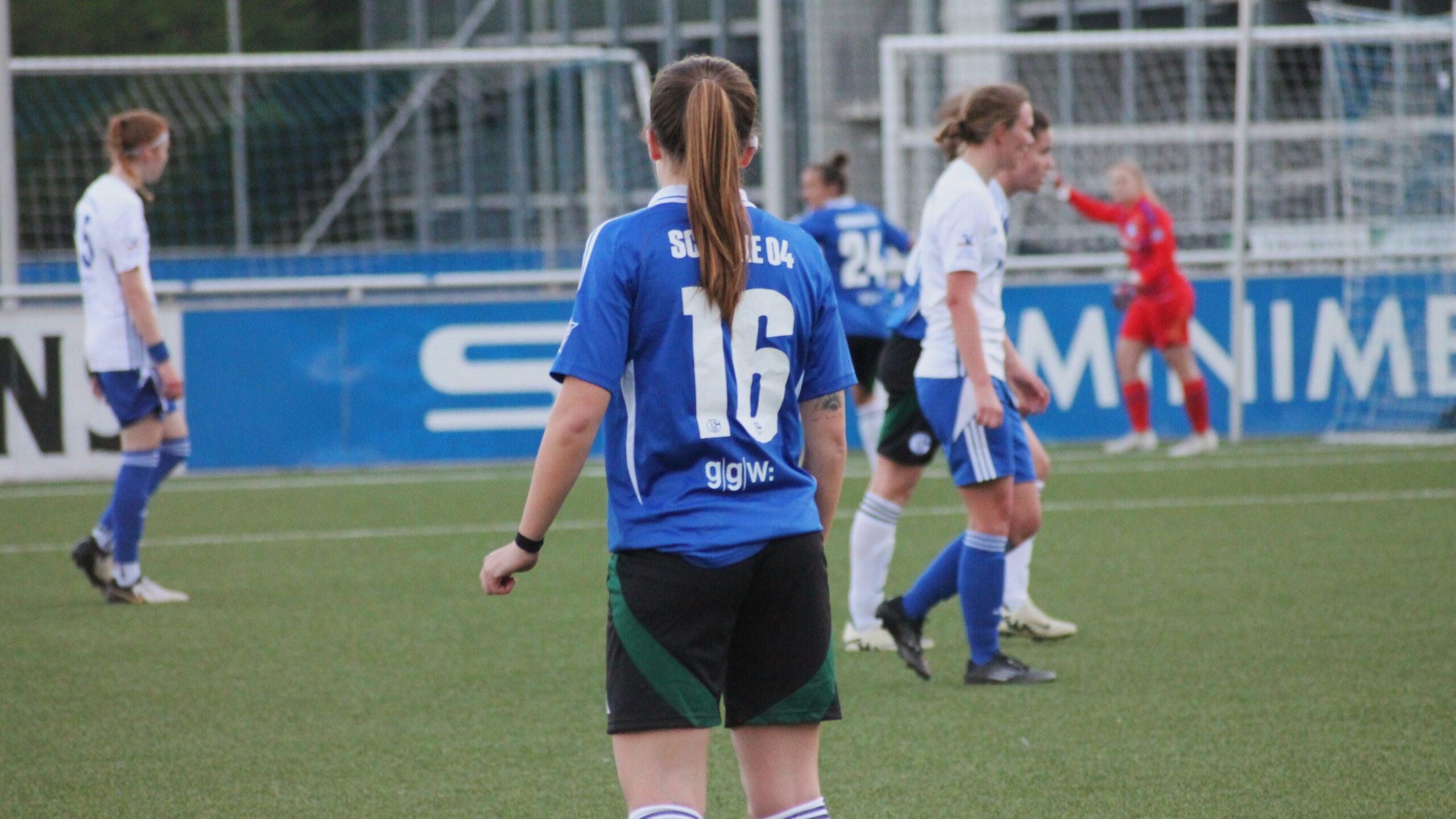 Jogadoras do Schalke 04 em ação durante o derby contra o Borussia Dortmund