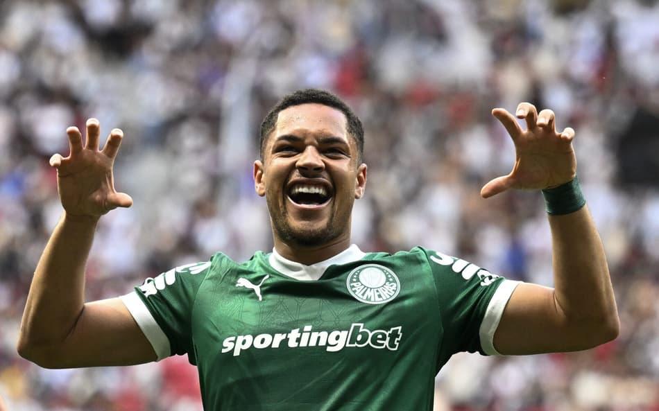 Vitor Roque comemora seu gol pelo Palmeiras sobre o Vasco.
