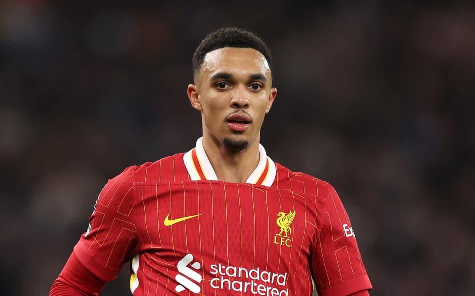 Alexander-Arnold com a camisa do Liverpool