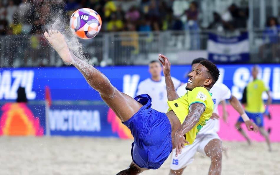 Thanger fez o segundo gol da vitória do Brasil sobre El Salvador