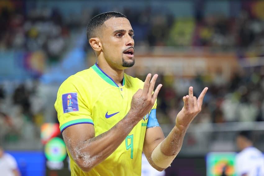 Rodrigo comemora o primeiro gol do Brasil na Copa do Mundo de Futebol de Areia