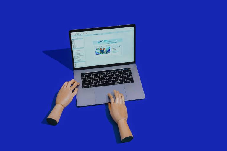 Laptop aberto com mãos digitando