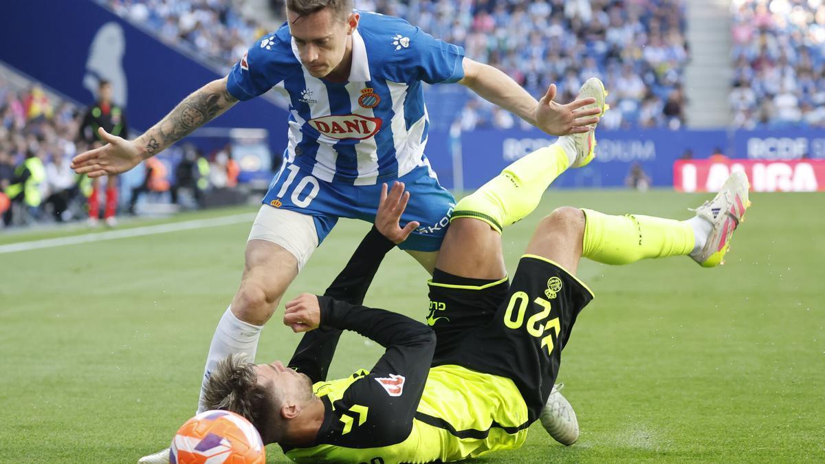 Pol Lozano enfrenta Giovani Lo Celso durante o jogo