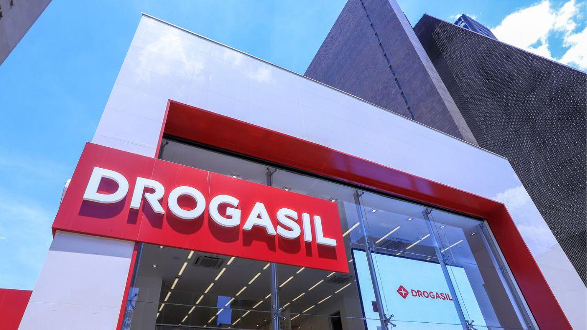 A RD Saúde, dona da rede Raia Drogasil, está expandindo suas operações com novas farmácias.