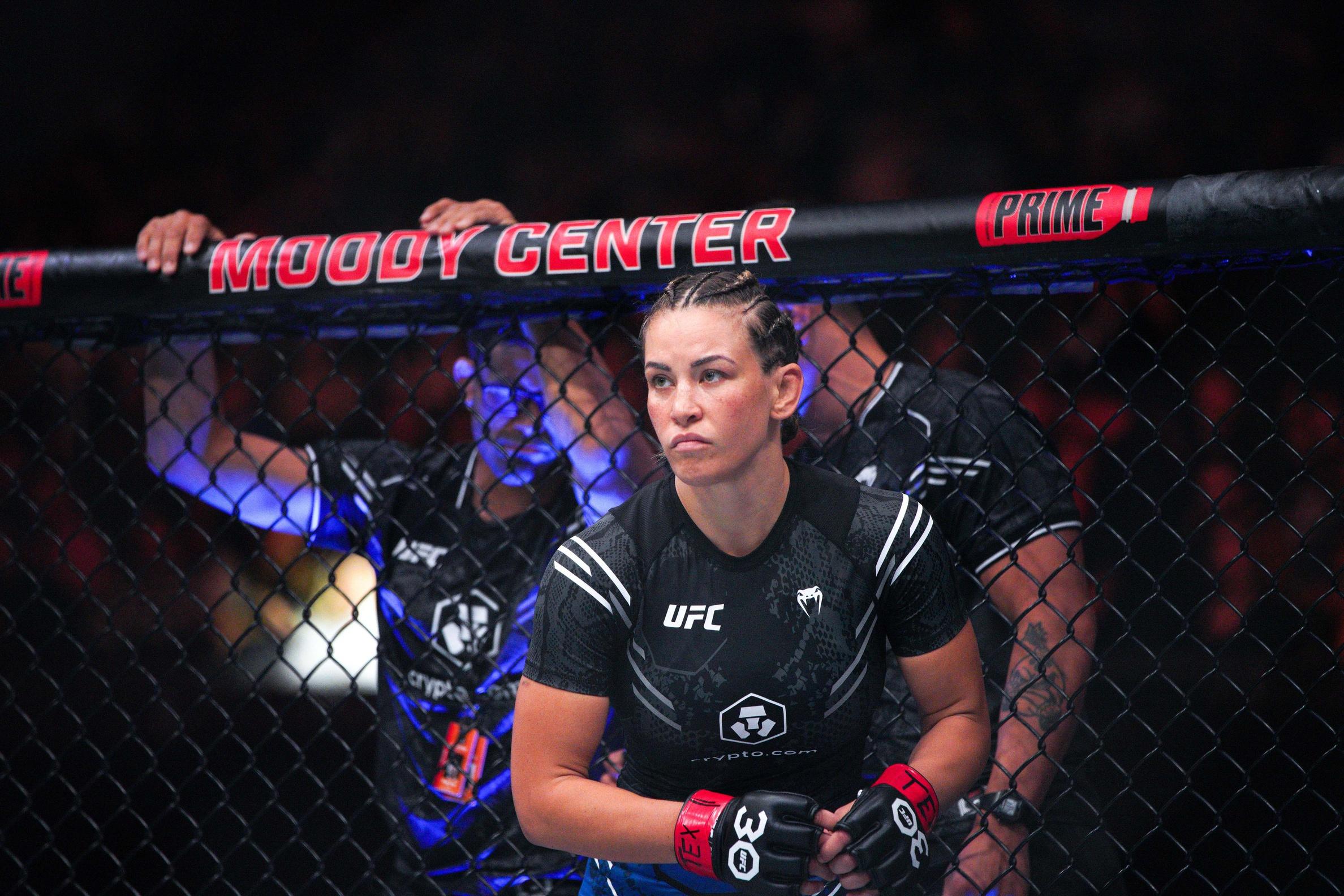Miesha Tate lutando contra Julia Avila durante UFC Fight Night no Moody Center