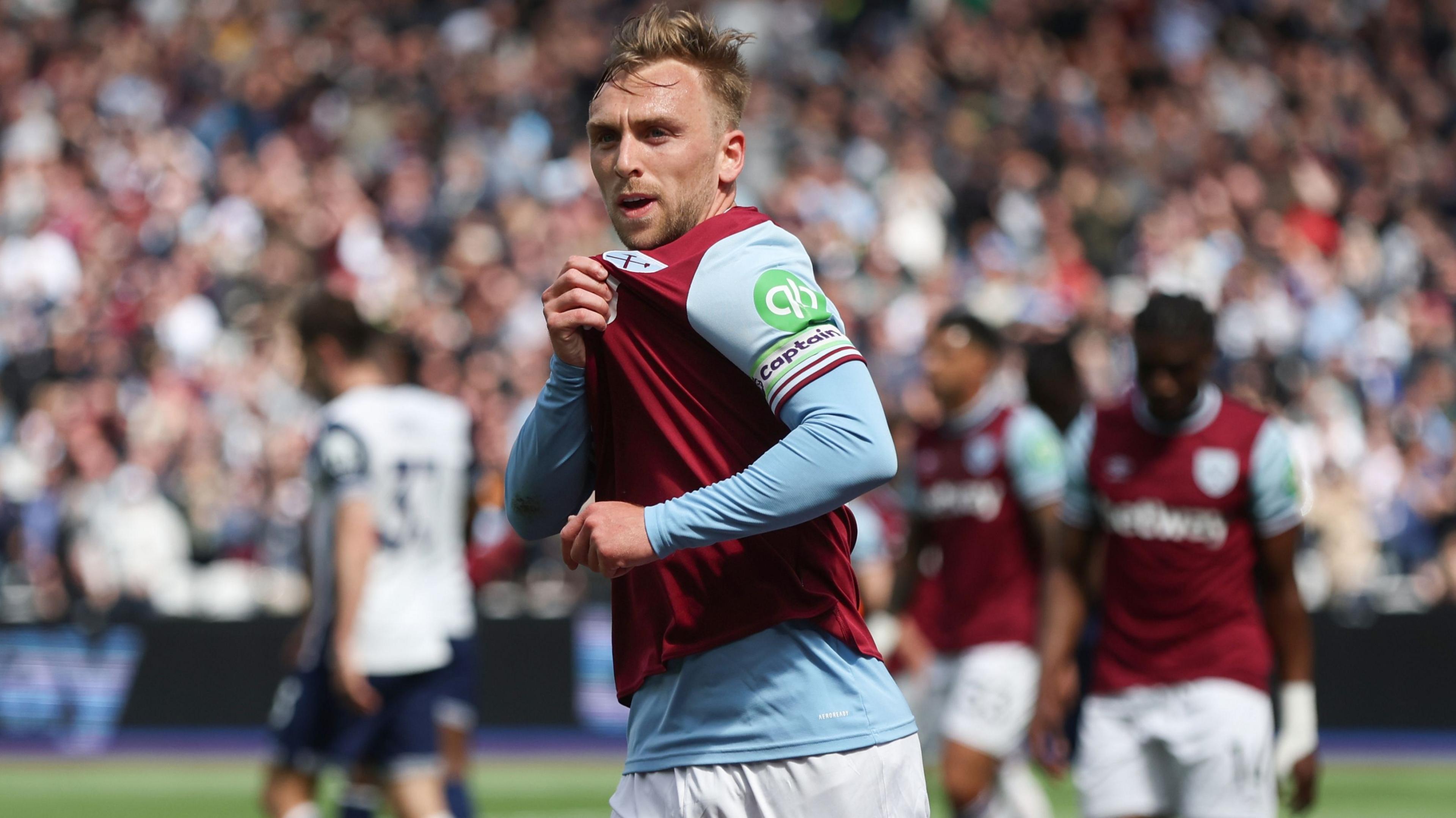 West Ham United's Jarrod Bowen celebra scoring against Tottenham.