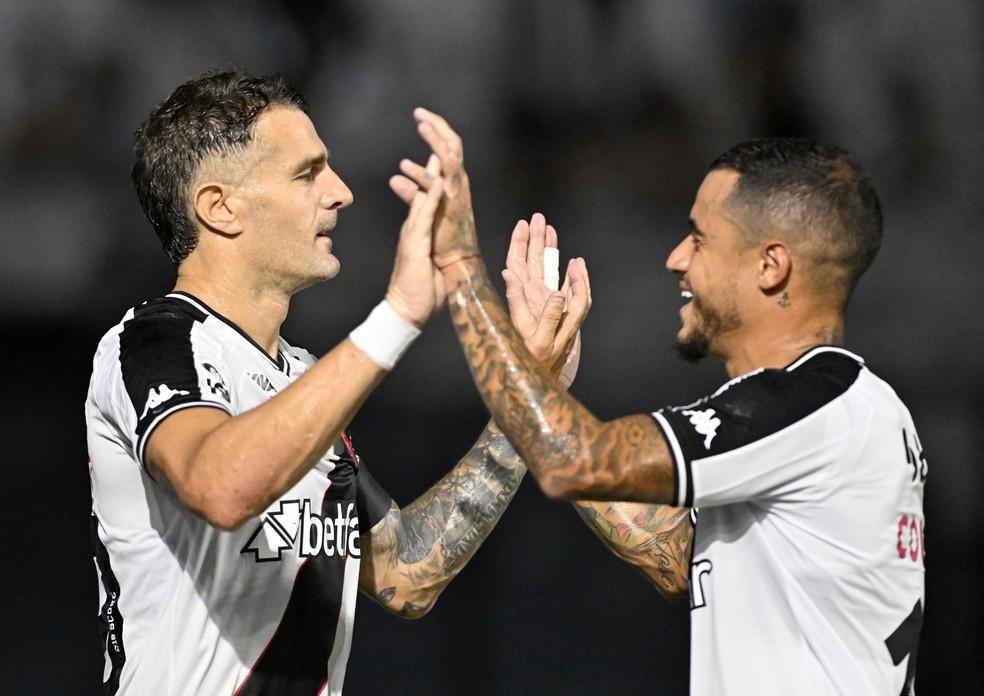 Vegetti e Coutinho comemoram gol - Vasco x Portuguesa