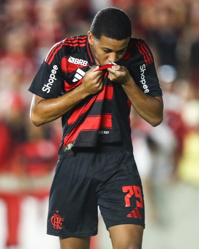 Joshua brilha na estreia profissional e traz esperança ao Flamengo