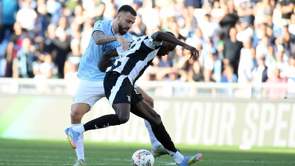 Mario Gila da Lazio compete pelo ball com Kolo Muani da Juventus