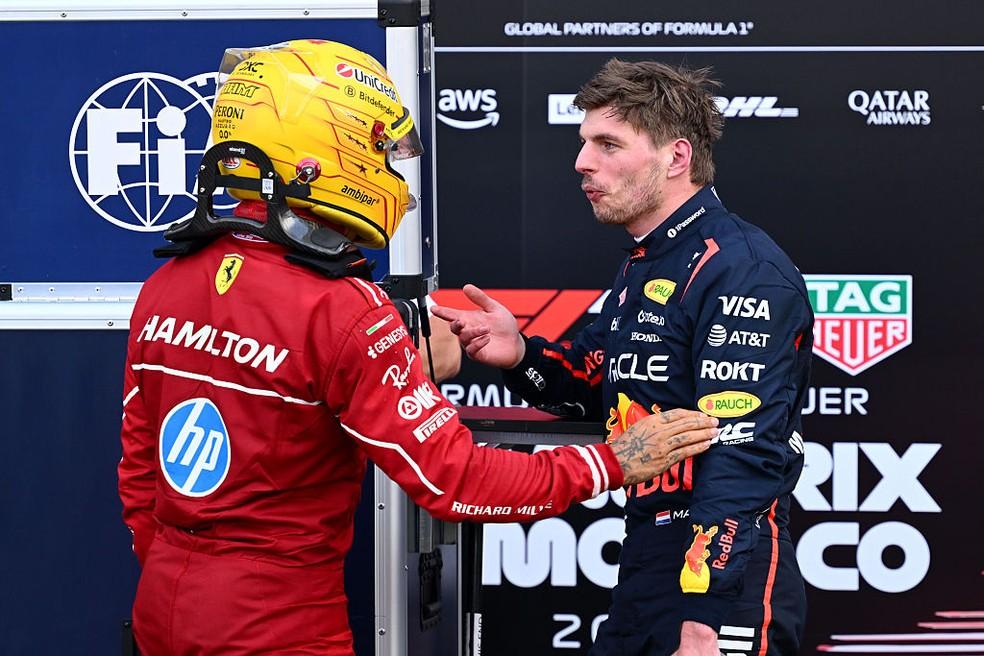 Hamilton e Verstappen conversam após incidente