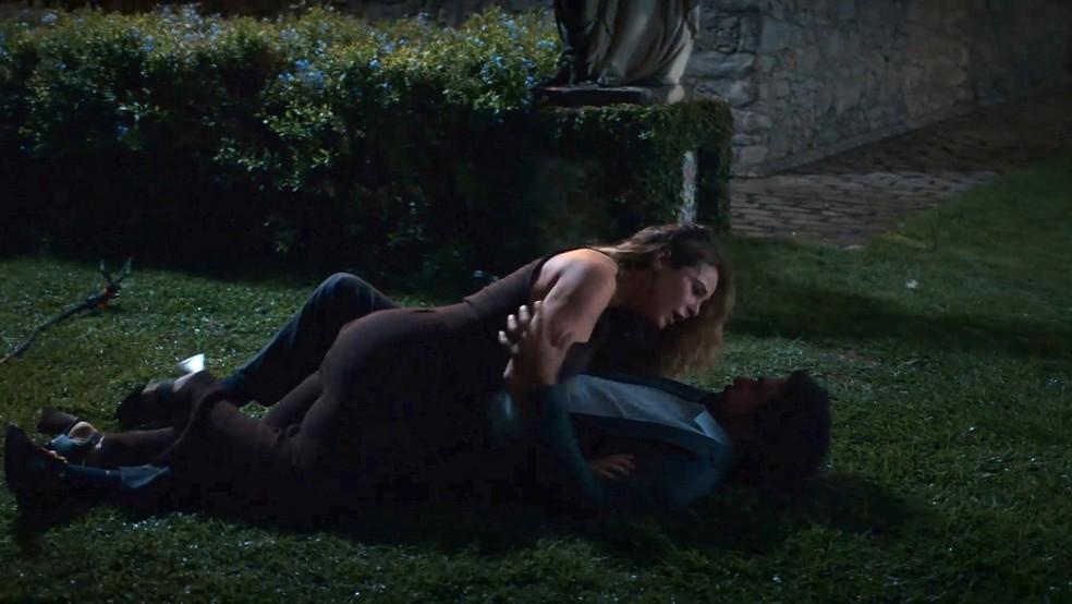 Primeiro encontro de Heleninha e Ivan é marcado por fuga, climão e gafe