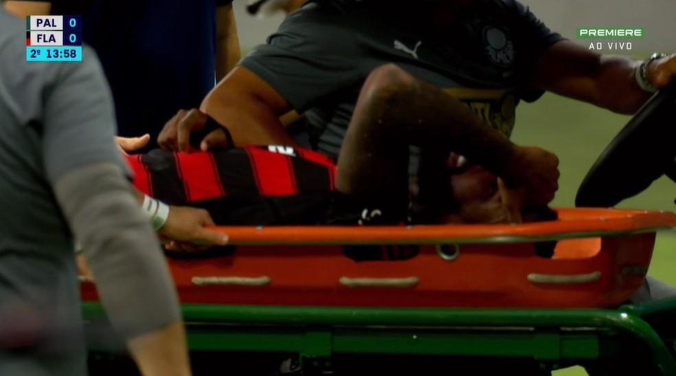 Gerson deixa o gramado com dores no joelho esquerdo