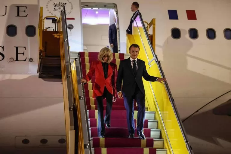 Brigitte Macron Empurra Rosto de Emmanuel Macron e Gera Polêmica nas Redes