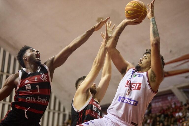 Flamengo vence Franca e se aproxima da final do NBB com grande atuação
