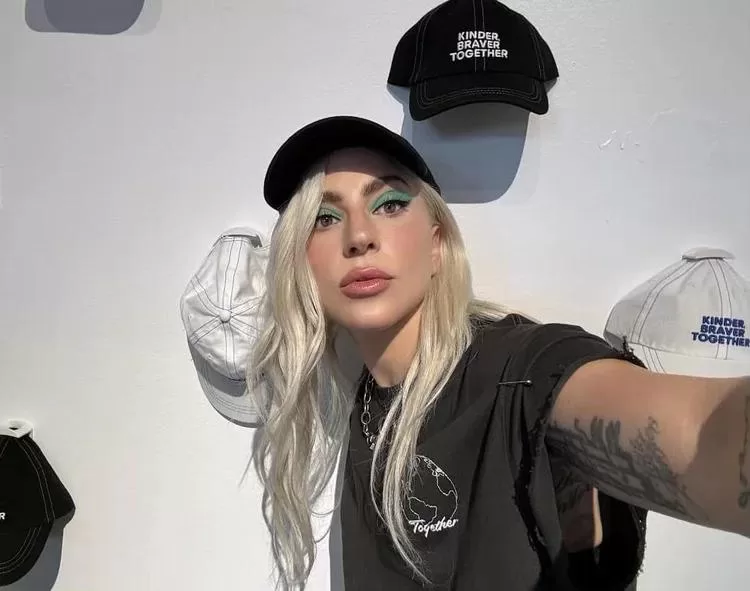 Lady Gaga Retorna ao Brasil: A Luta contra a Saúde e o Show Histórico em Copacabana