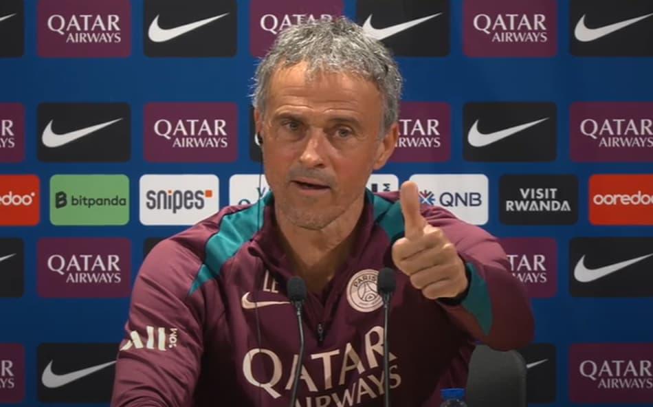 Luis Enrique durante coletiva do PSG