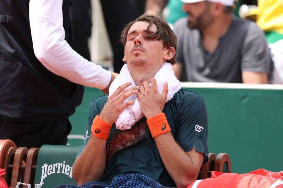 Número 9 do mundo, De Minaur caiu em 5 sets.