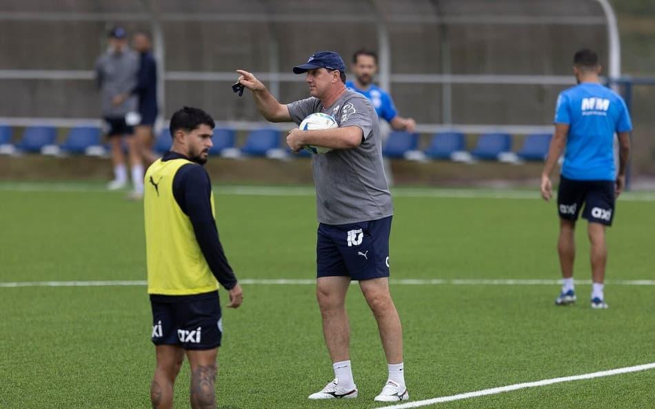 Ceni comanda treino do Bahia na Cidade Tricolor