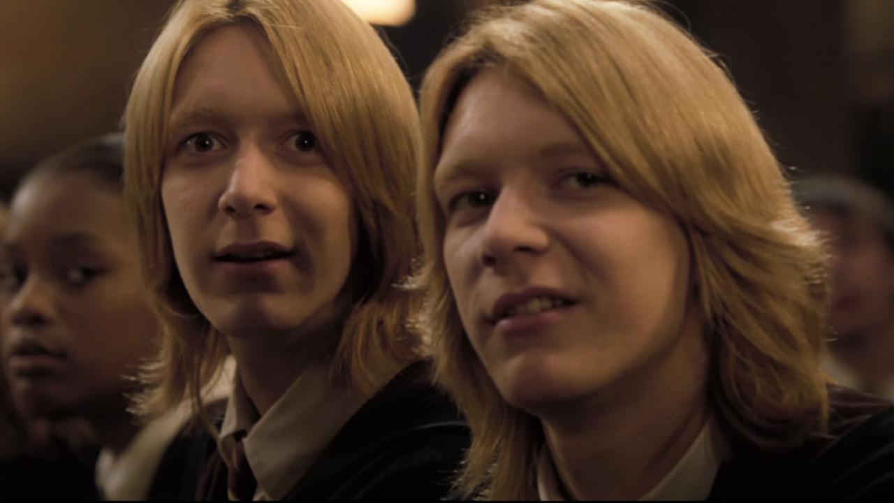 James e Oliver Phelps como Fred e George Weasley em Harry Potter e o Cálice de Fogo.