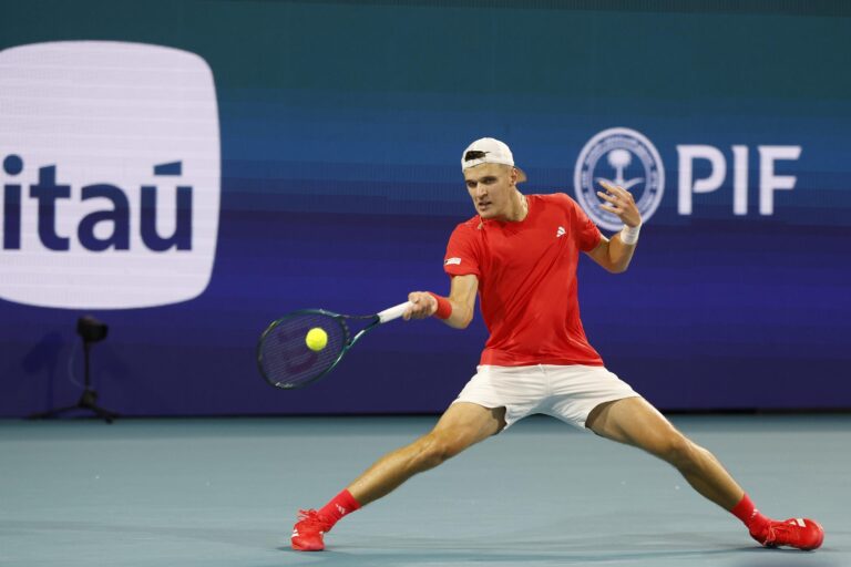 Jakub Mensik e Alexandre Muller: Confronto Imperdível na Primeira Rodada do French Open 2025