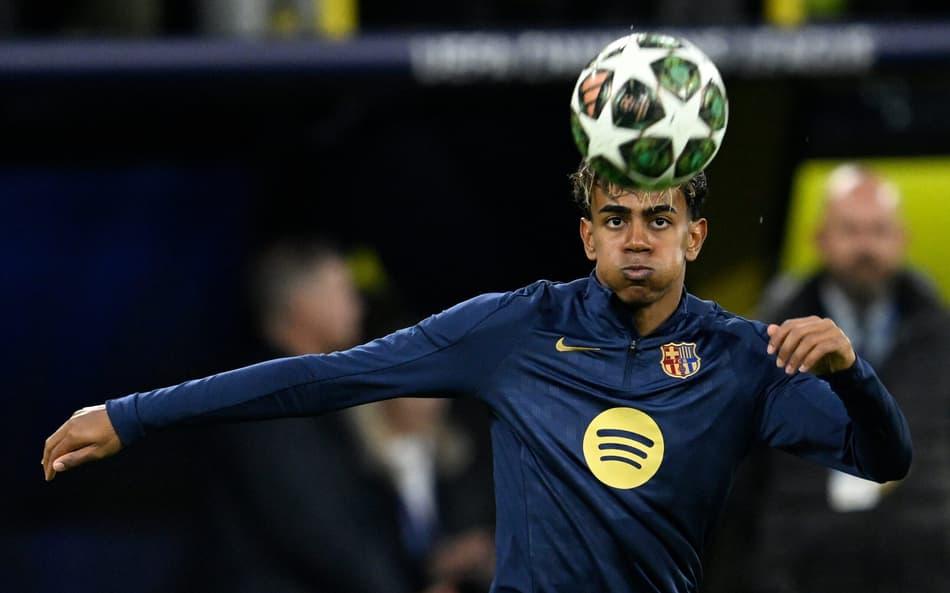 Lamine Yamal aquecendo para jogo contra o Borussia