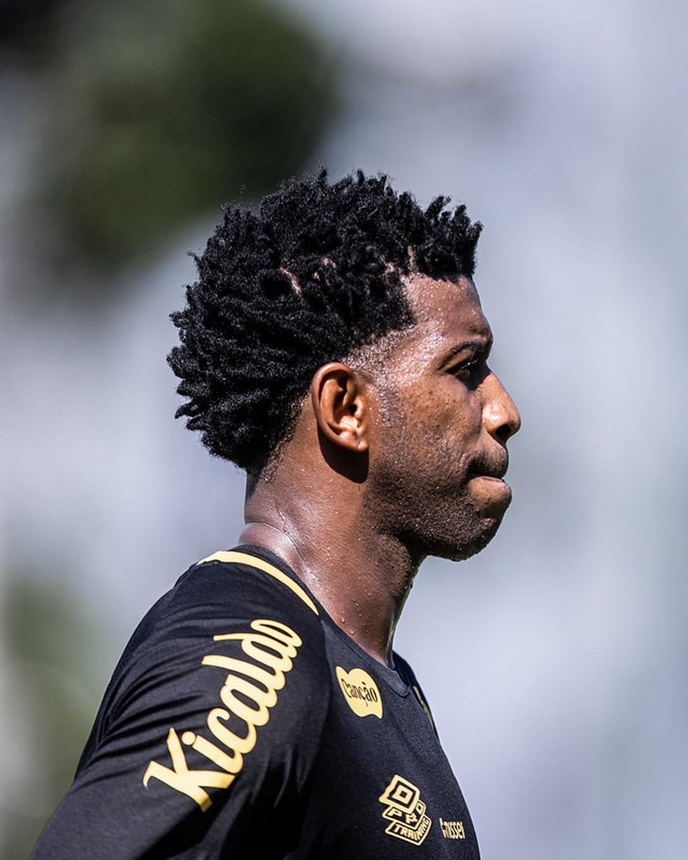 Gil durante treino do Santos