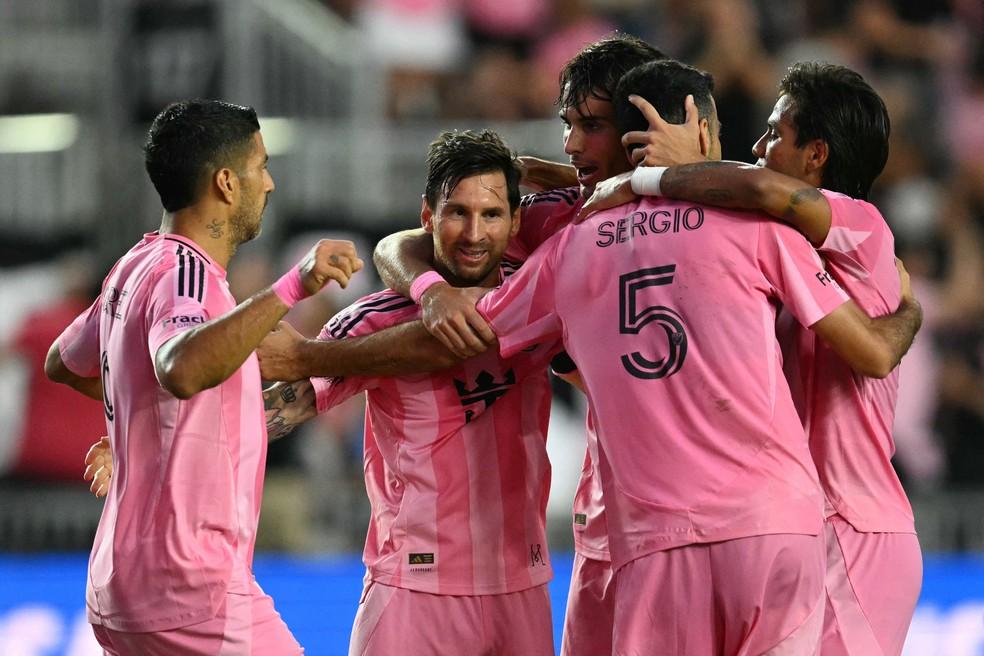 Lionel Messi comemora com os colegas o primeiro gol do Inter Miami contra o Montreal