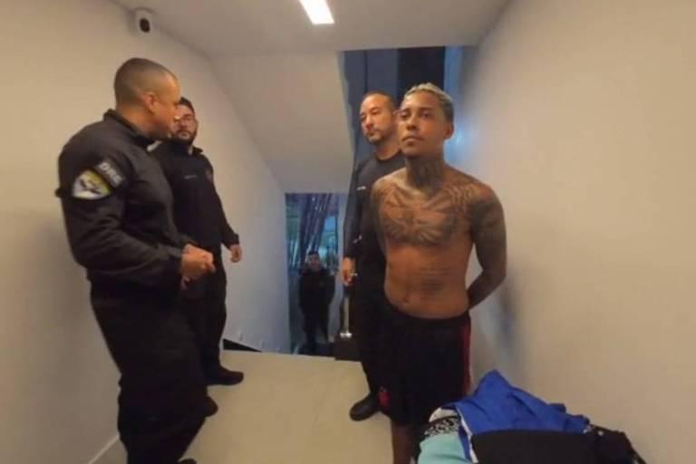 MC Poze do Rodo sendo abordado por policiais