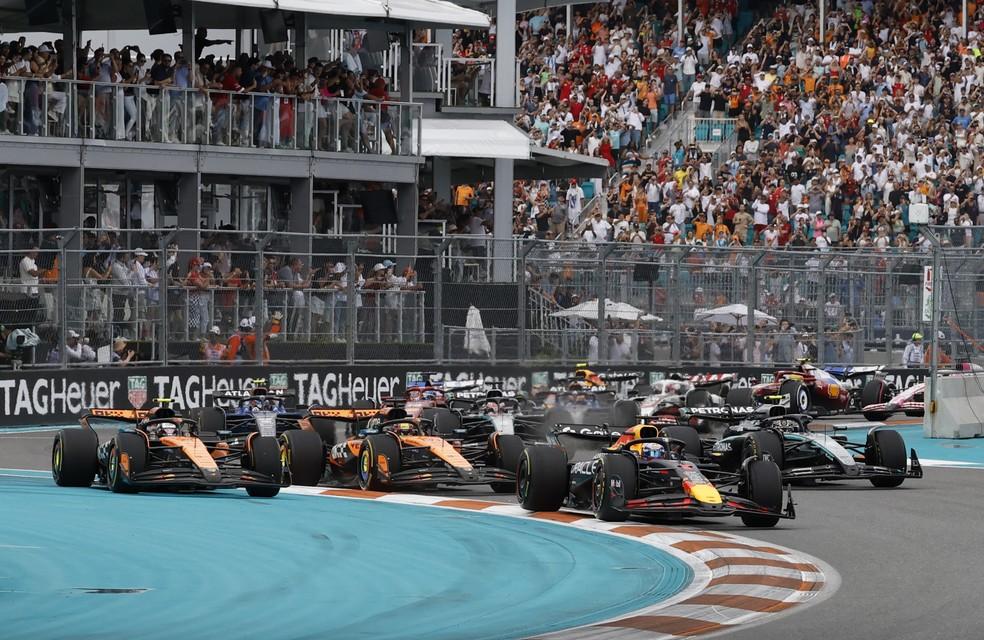 Max Verstappen lidera no início do GP de Miami de Fórmula 1