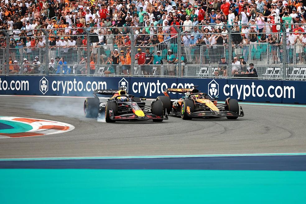 Oscar Piastri e Max Verstappen disputam liderança no GP de Miami da F1 2025