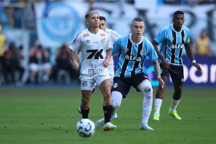 Soteldo em ação durante Grêmio x Santos, duelo do Brasileirão.