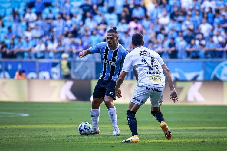 Braithwaite em ação durante Grêmio x Santos, partida do Brasileirão.