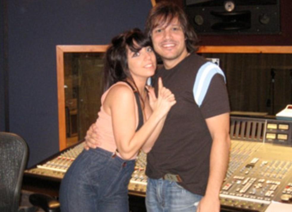 Lady Gaga com o produtor Rob Fusari no estúdio dele