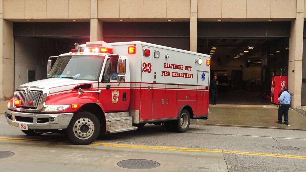 Membros do Departamento de Bombeiros de Baltimore em ação