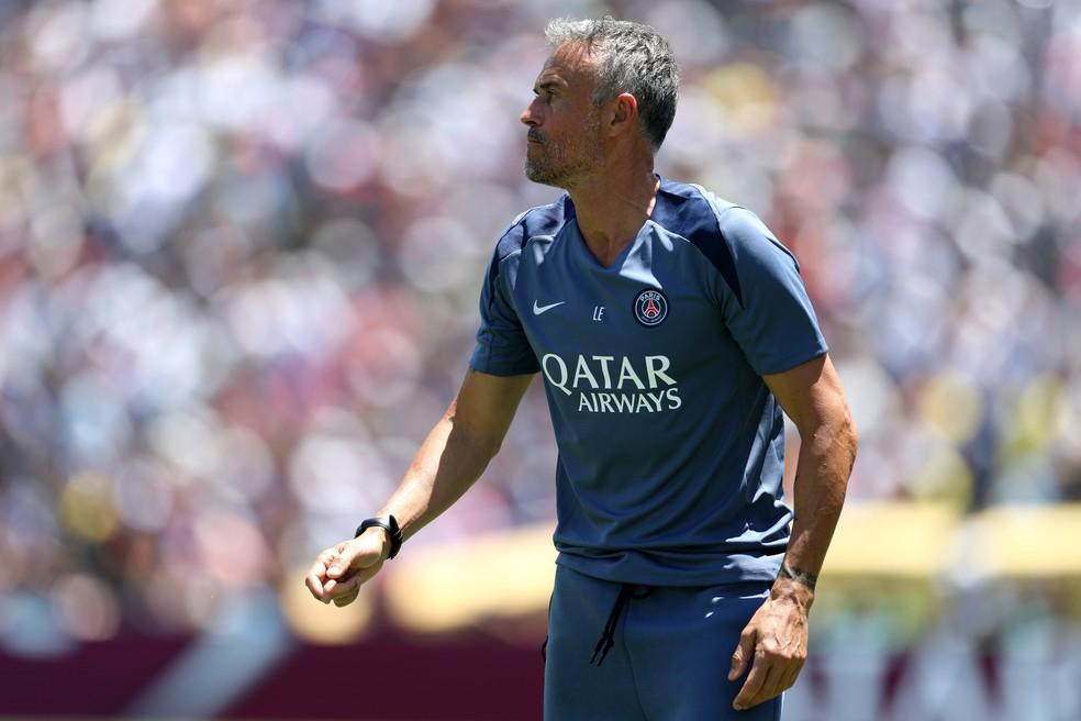 Luis Enrique dá instruções ao PSG debaixo de forte sol em Pasadena