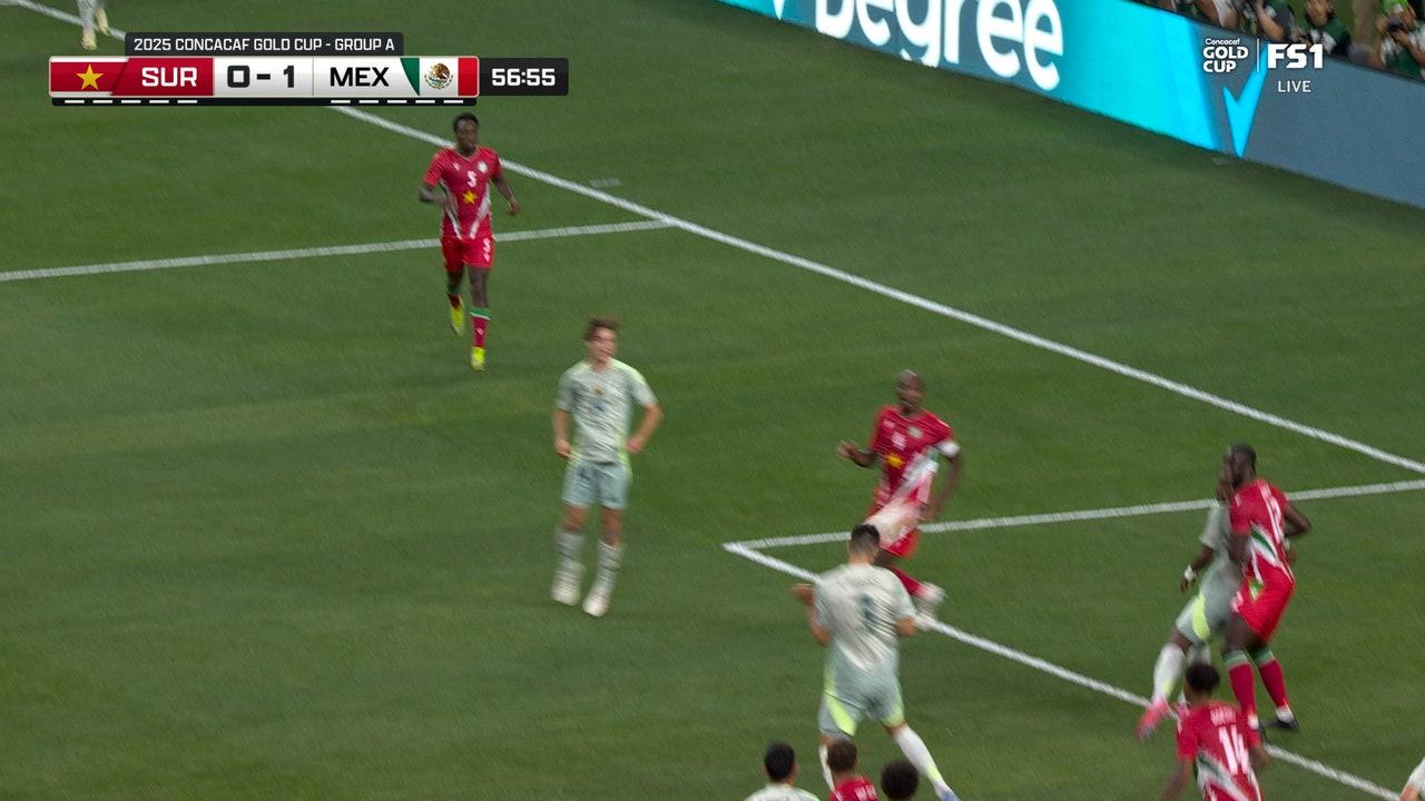 César Montes cabeceia para abrir o placar para o México contra Suriname.