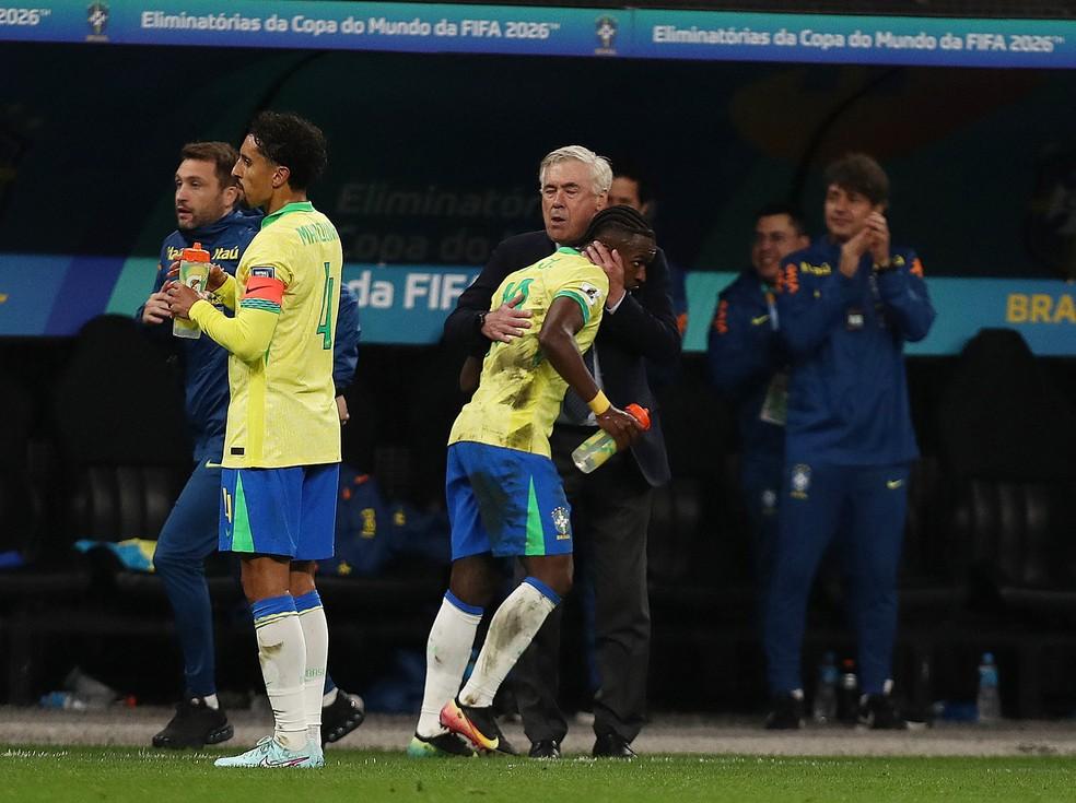 Ancelotti abraça Vini Jr. na comemoração do gol do Brasil