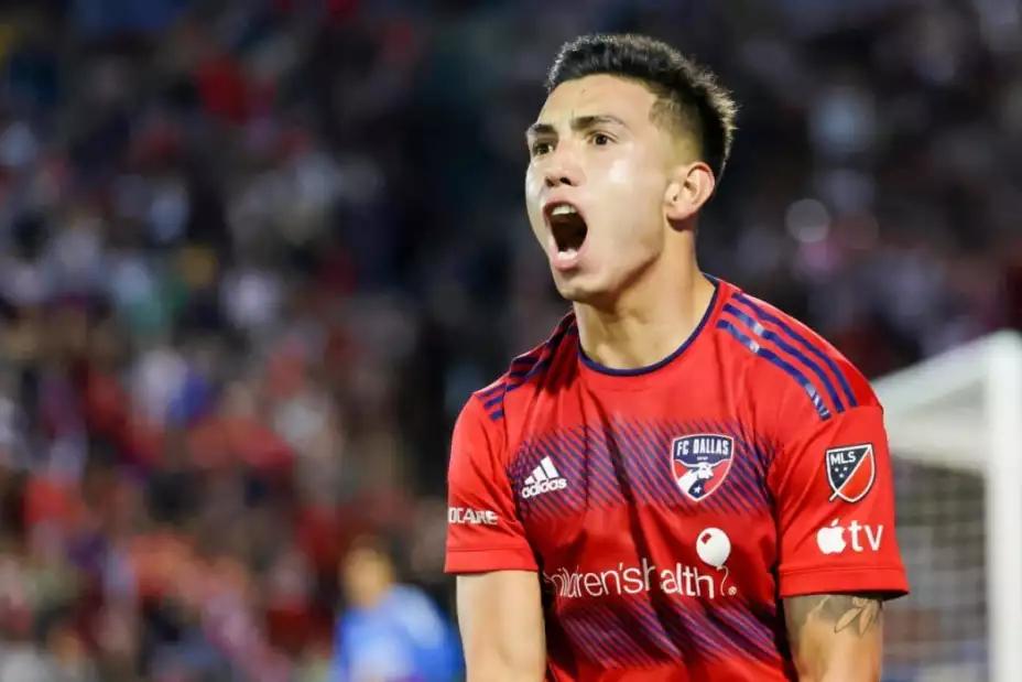 Alan Velasco pasó de brillar en la MLS a ser suplente en Argentina con un desplome del 60% de su valor