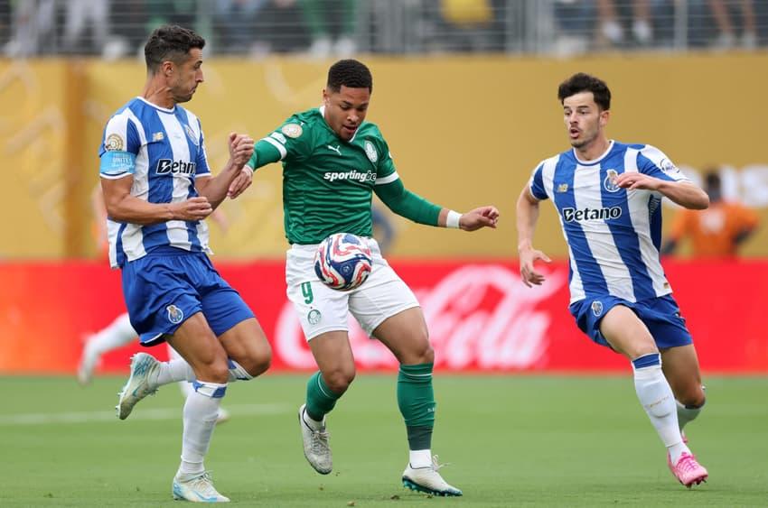 Vitor Roque em ação no jogo do Palmeiras contra o Porto