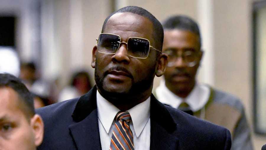 R. Kelly deixando o Daley Center após uma audiência em seu caso de pensão alimentícia