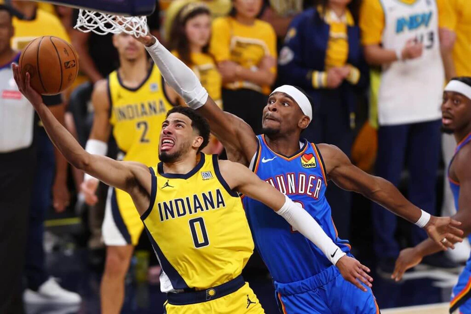 Tyrese Haliburton tenta uma bandeja contra Shai Gilgeous-Alexander durante o Game 4 das Finais da NBA em 2025