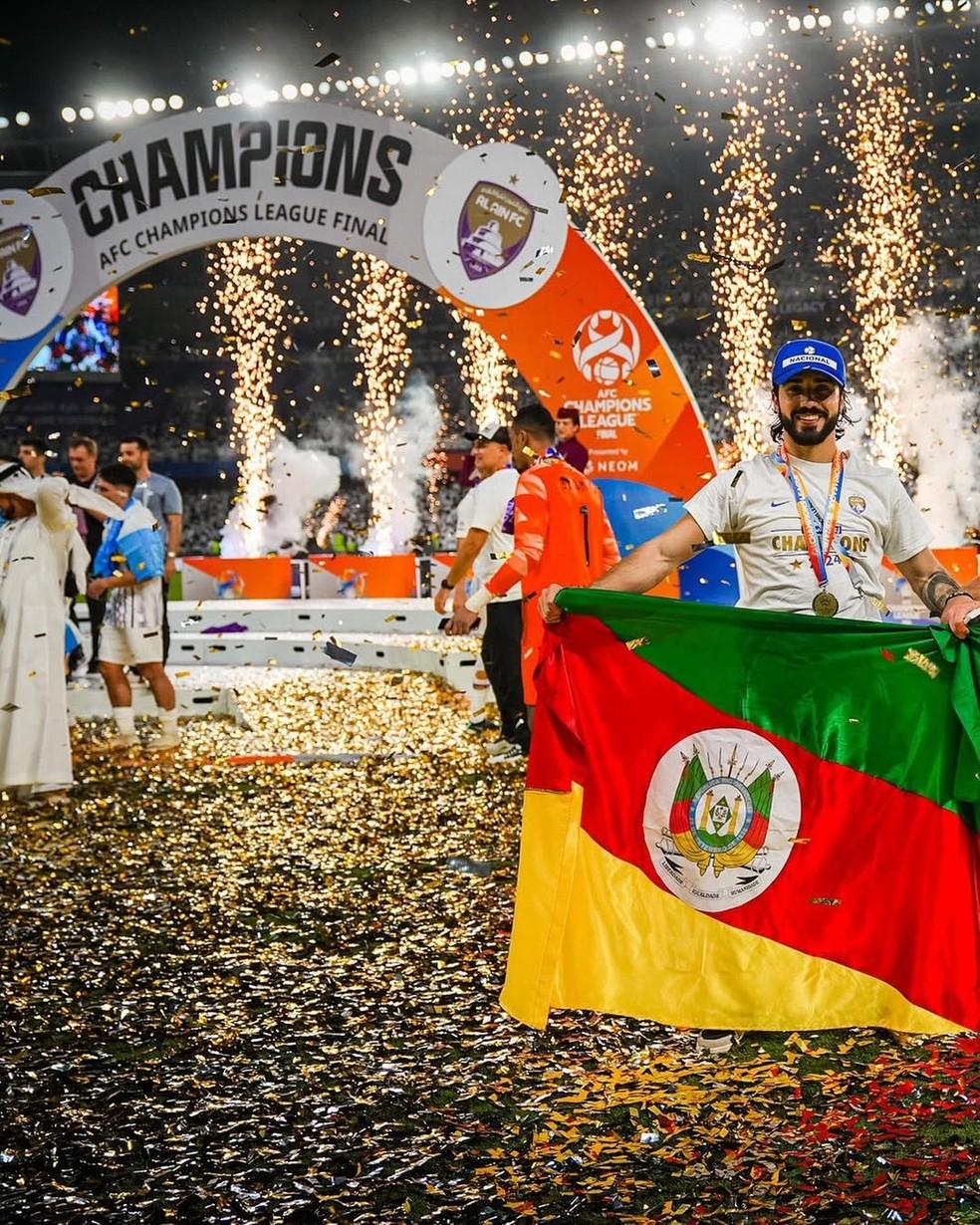 Erik Menezes com a bandeira do Rio Grande do Sul