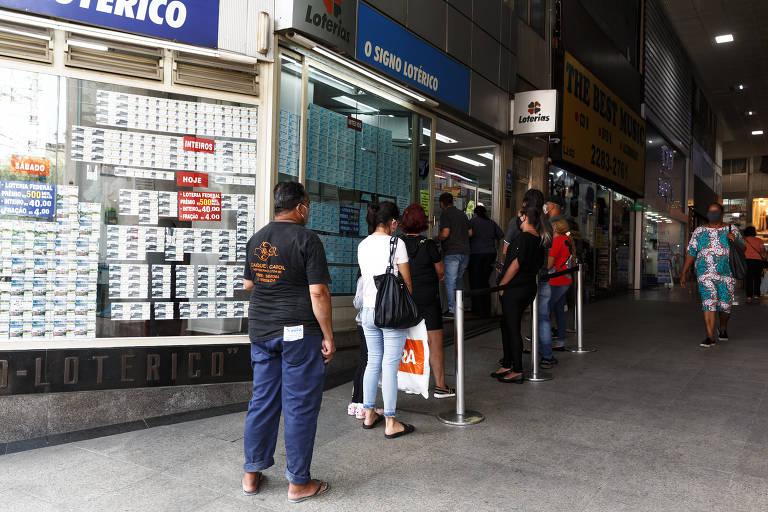 Fila de pessoas na lotérica