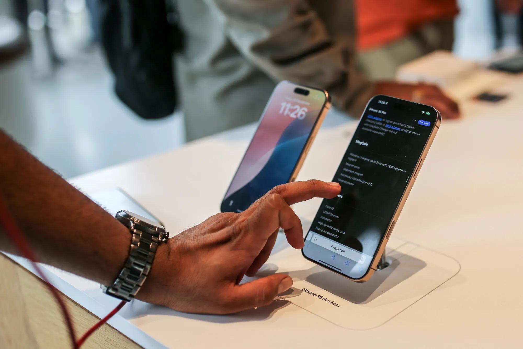 Cliente observando um smartphone iPhone 16 Pro Max