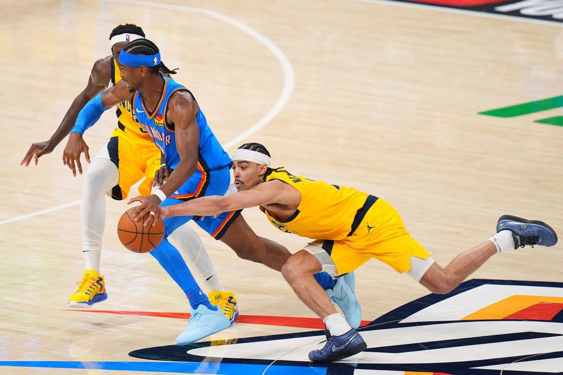 Shai Gilgeous-Alexander enfrenta uma dupla marcação durante o primeiro tempo do jogo 2.