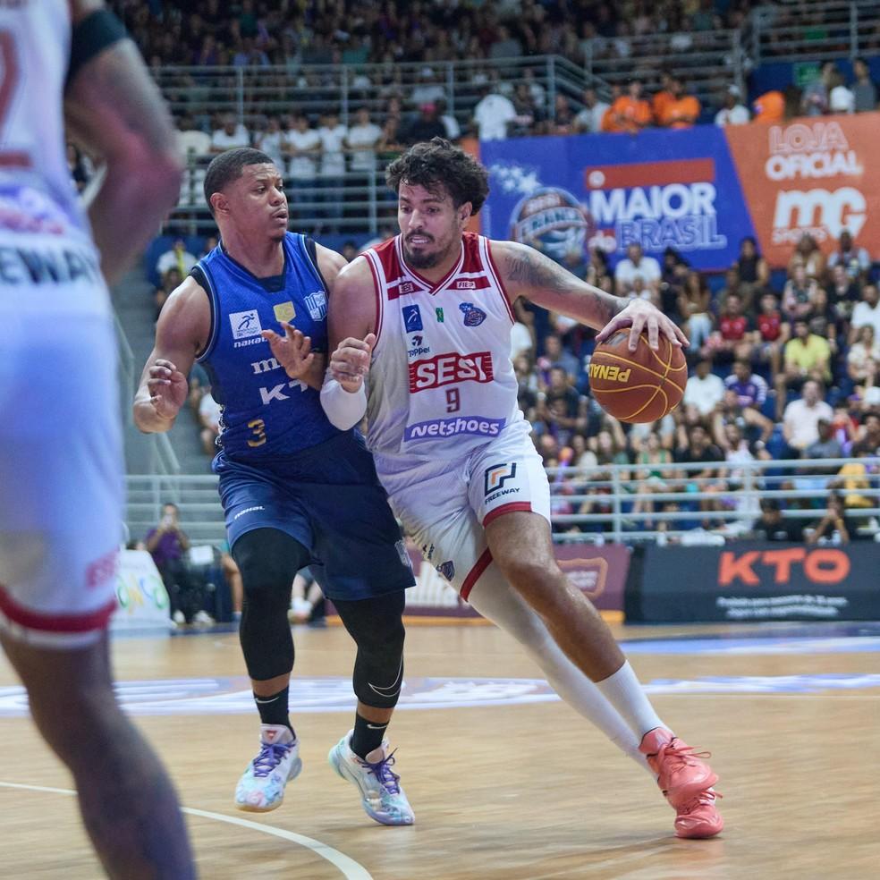 Lucas Dias e Scott Machado disputando bola na final do NBB