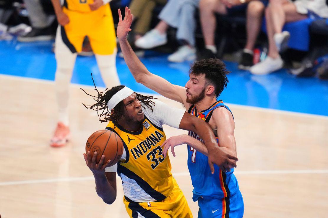 Chet Holmgren defende contra Myles Turner durante a segunda metade do jogo 2.